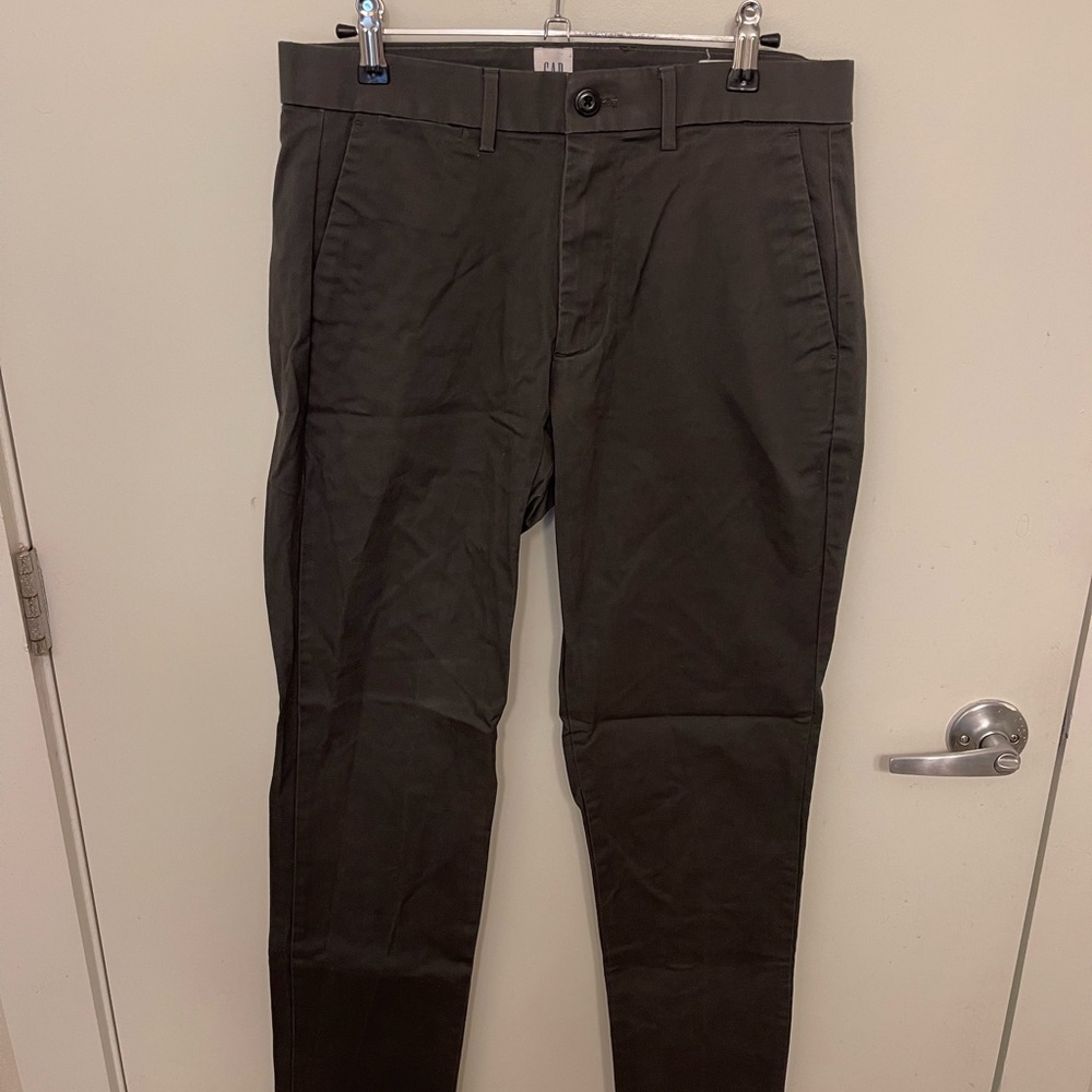 Gap Modern Khakis in Slim Fit with GapFlex
Color: Soft Black
Size: 30W / 32L